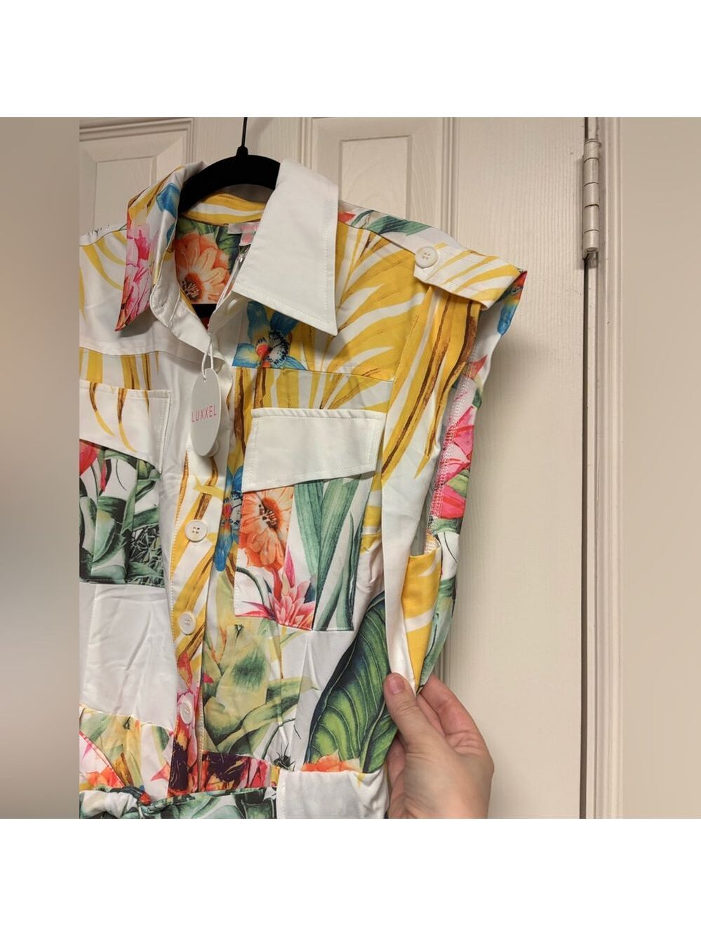 Luxxel white tropical floral sleeveless belted jumpsuit pockets Medium NEW NWT - Picture 6 of 15